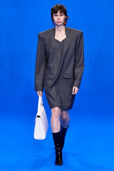 Look 11